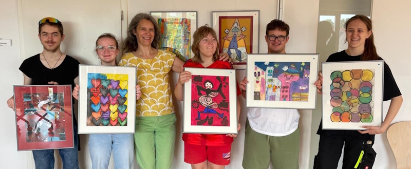 Mit BehindART haben SchülerInnen der Philipp-Neri-Schule gemeinsam mit ihrer Lehrerin Nadja Bernrieder für einen neuen Blickfang im AWO Mehrgenerationenhaus Familienstützpunkt gesorgt.